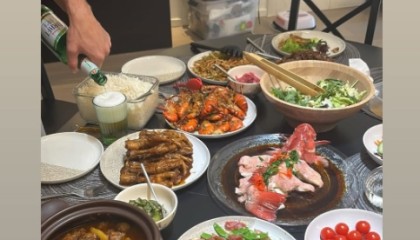 欧冠进球数预测-入乡随俗！归化国脚塞尔吉尼奥和家人一起包饺子，妻子晒年夜饭