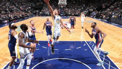 欧冠进球数预测-将巅峰对决变成一边倒 库里无解表现赢下MVP之战